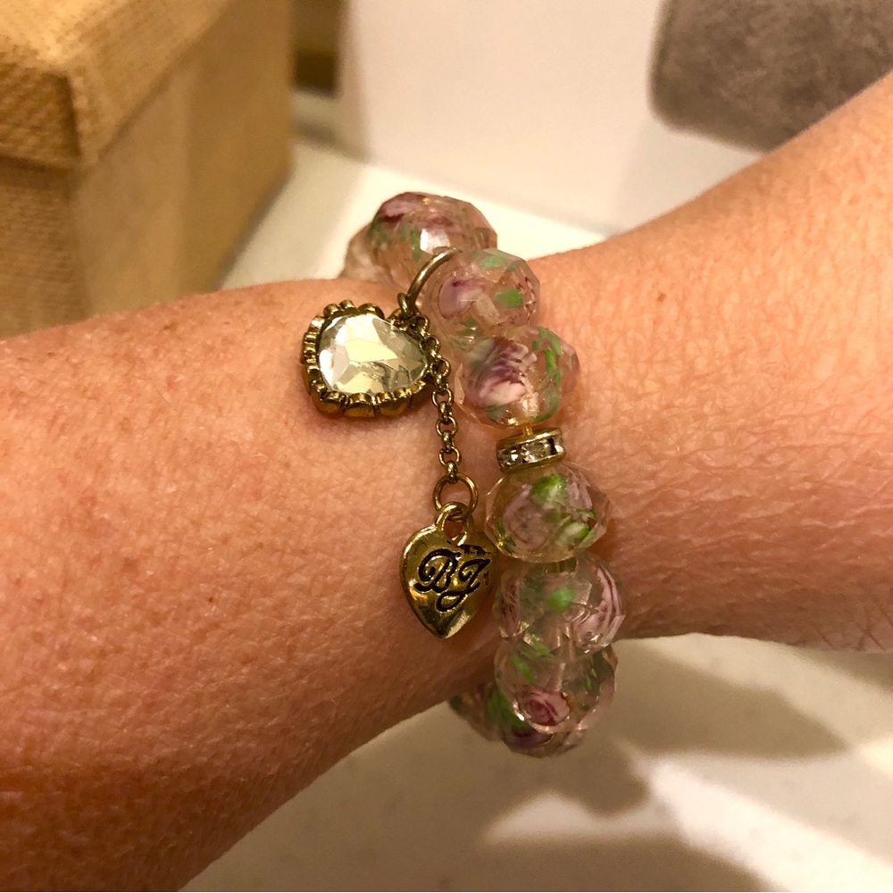 Betsey Johnson Rose Bracelet- stretch w/ glass beads & gold tone charms - Picture 2 of 12
